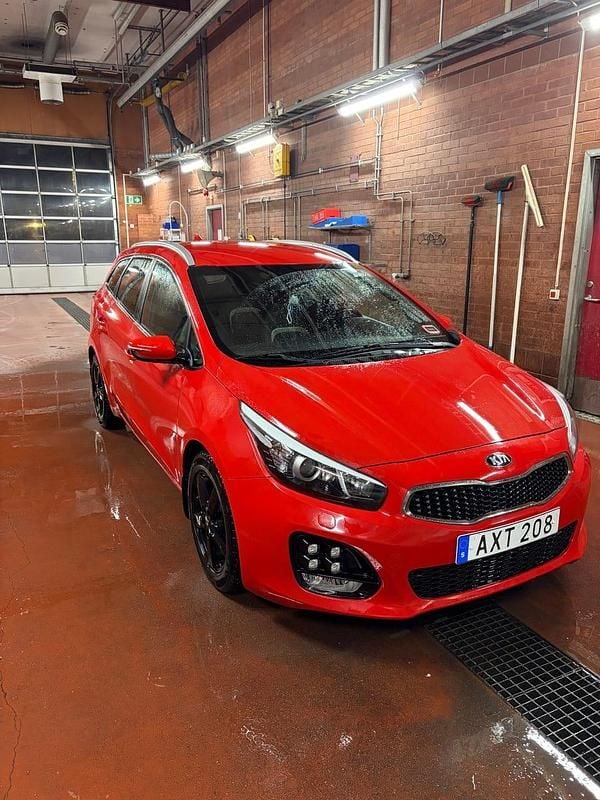 Track red s Begagnad 2017 Kia Ceed Sportswagon GT-Line Kombi | 130 000 kr (Marknadspris) - Bild 1/4