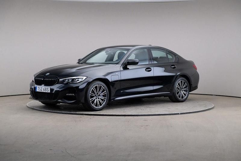 Svart (standard) Begagnad 2021 BMW 330e M Sport Sedan | 319 000 kr (Marknadspris) - Bild 1/4