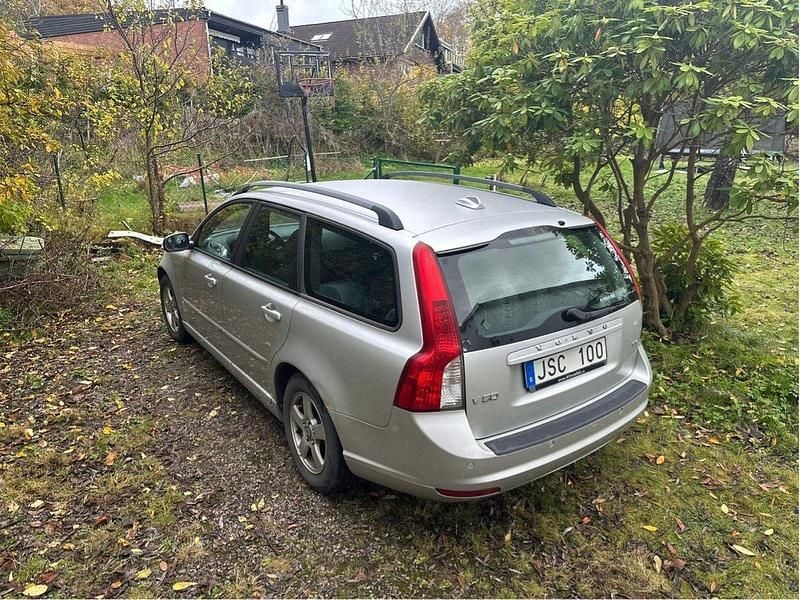 Grå Begagnad 2009 Volvo V50 Momentum Kombi | 25 900 kr (Marknadspris) - Bild 1/4