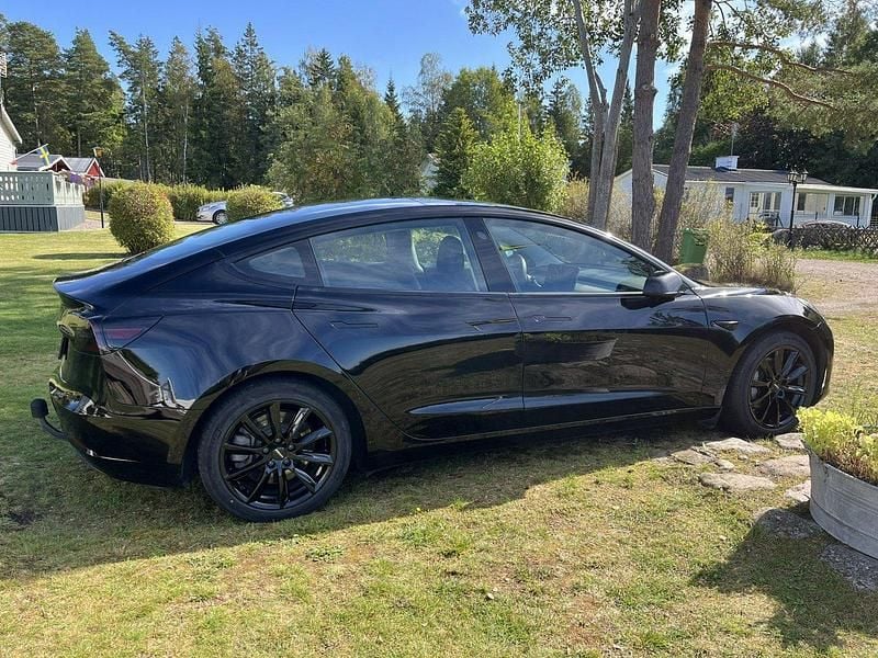 Svart Begagnad 2021 Tesla Model 3 Standard Range Plus Sedan | 240 000 kr (Marknadspris) - Bild 1/4