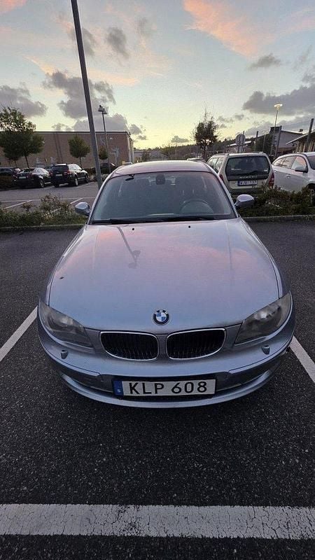 Blå Begagnad 2008 BMW 118 Halvkombi | 78 000 kr (Marknadspris) - Bild 1/4