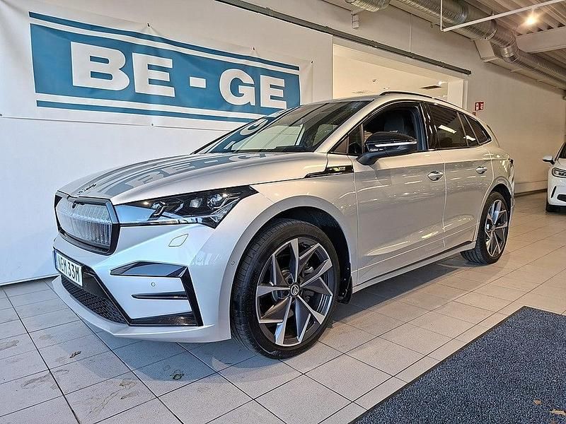 Silver Begagnad 2024 Skoda Enyaq iV RS SUV | 599 900 kr - Bild 1/4