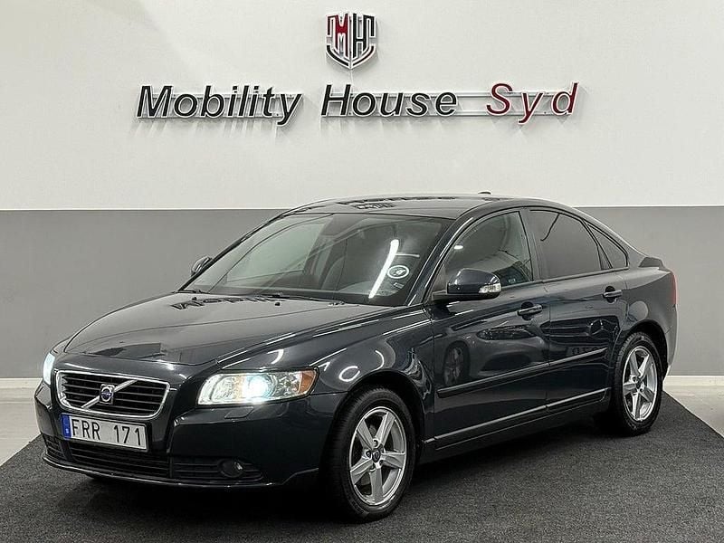 Grå Begagnad 2009 Volvo S40 Momentum Sedan | 44 900 kr (Marknadspris) - Bild 1/4