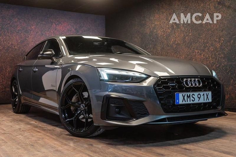 Grå Begagnad 2021 Audi A5 Sportback S-Line Halvkombi | 338 500 kr (Marknadspris) - Bild 1/4