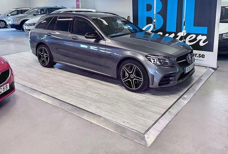Grå Begagnad 2021 Mercedes C300e AMG line Kombi | 247 000 kr (Dyr) - Bild 1/4