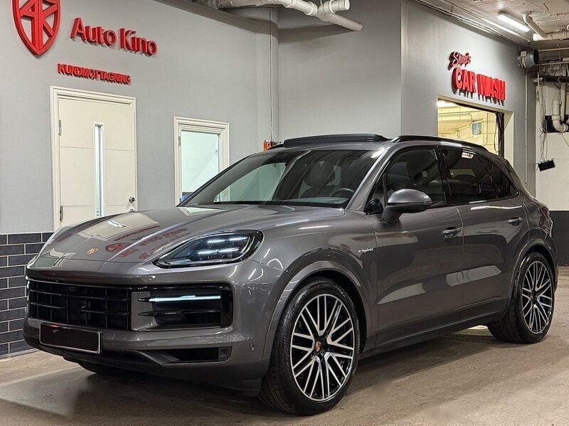 Grå Begagnad 2024 Porsche Cayenne SUV | 1 299 000 kr (Marknadspris) - Bild 1/4