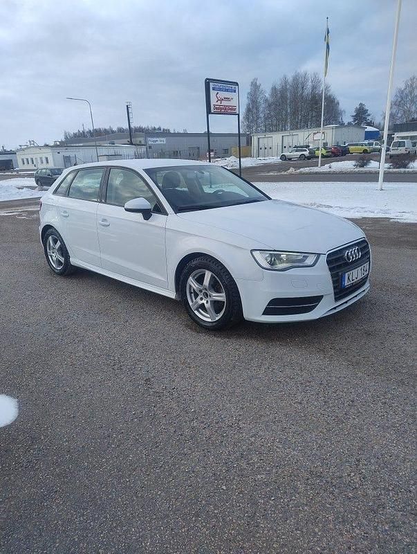 Begagnad Audi A3 Attraction 110 HK (80 kW) 2014 Vit