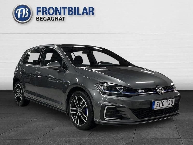 Grå Begagnad 2020 VW Golf VIII GTE Halvkombi | 189 900 kr - Bild 1/3