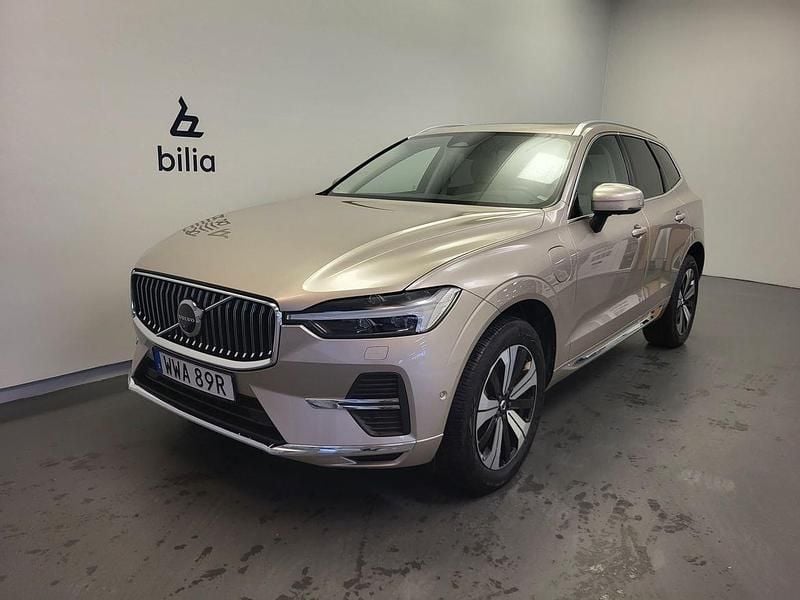 Ljusgrå (grå) Begagnad 2024 Volvo XC60 Plus SUV | 599 500 kr (Marknadspris) - Bild 1/3