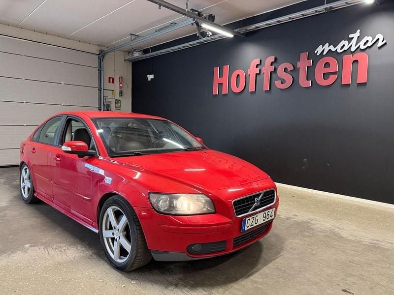Röd Begagnad 2007 Volvo S40 Sedan | 49 900 kr (Marknadspris) - Bild 1/4