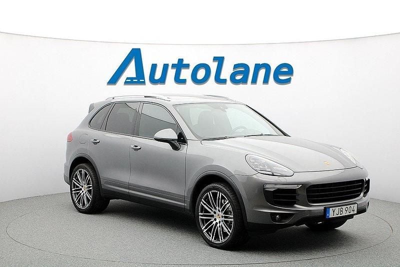 Grå Begagnad 2016 Porsche Cayenne S Sport SUV | 399 900 kr (Marknadspris) - Bild 1/4