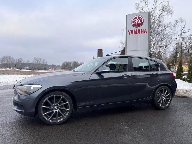 Grå Begagnad 2012 BMW 116 Halvkombi | 102 900 kr (Lite dyr) - Bild 1/4