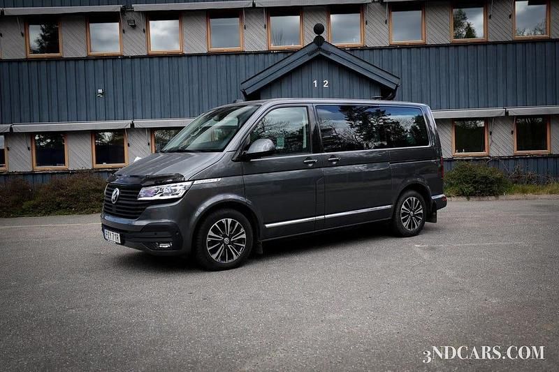 Grå Begagnad 2022 VW Multivan Highline Van | 719 900 kr (Lite dyr) - Bild 1/4