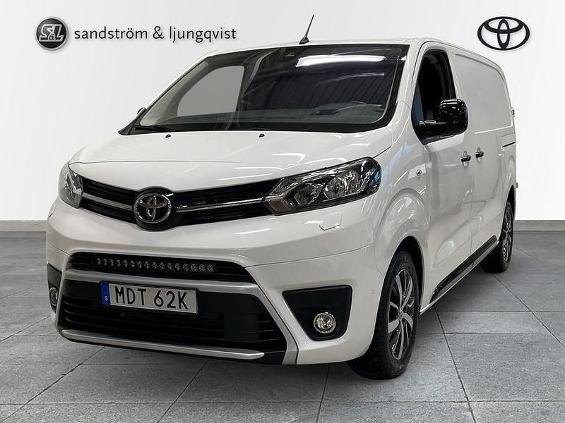 Vit Begagnad 2020 Toyota Proace Van | 243 750 kr (Marknadspris) - Bild 1/3