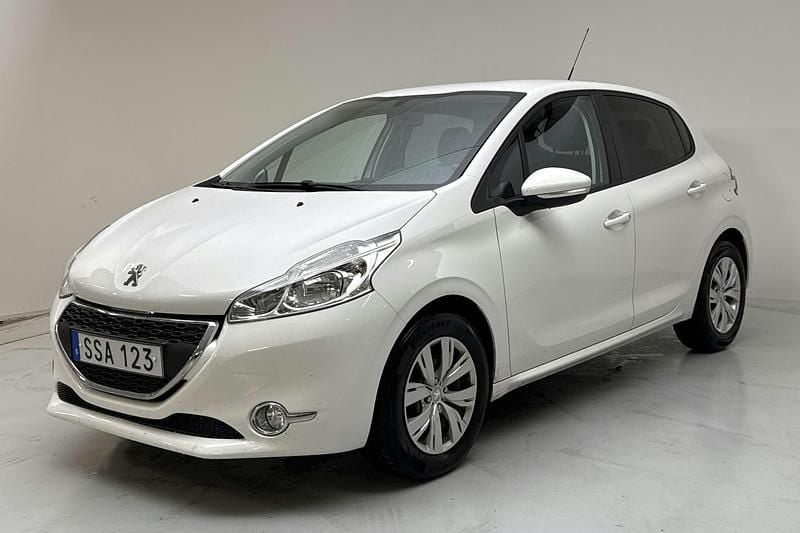 Vit Begagnad 2015 Peugeot 208 Active Halvkombi | 57 900 kr (Bra pris) - Bild 1/4