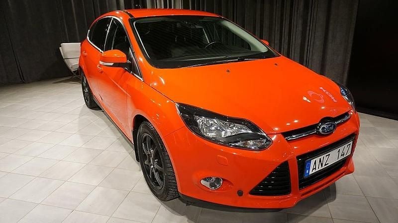 Röd Begagnad 2013 Ford Focus Titanium Halvkombi | 98 000 kr (Marknadspris) - Bild 1/4