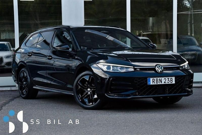 Svart Begagnad 2024 VW Passat R-line Kombi | 494 900 kr - Bild 1/4