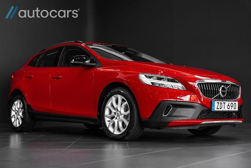 Röd Begagnad 2018 Volvo V40 CC Momentum Kombi | 258 750 kr (Lite dyr) - Bild 1/4