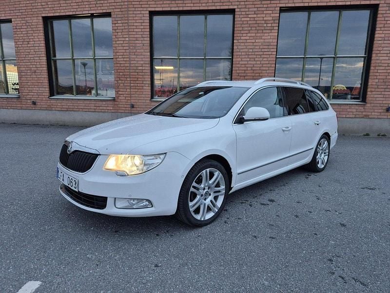 Vit Begagnad 2011 Skoda Superb Elegance Kombi | 46 000 kr (Bra pris) - Bild 1/4