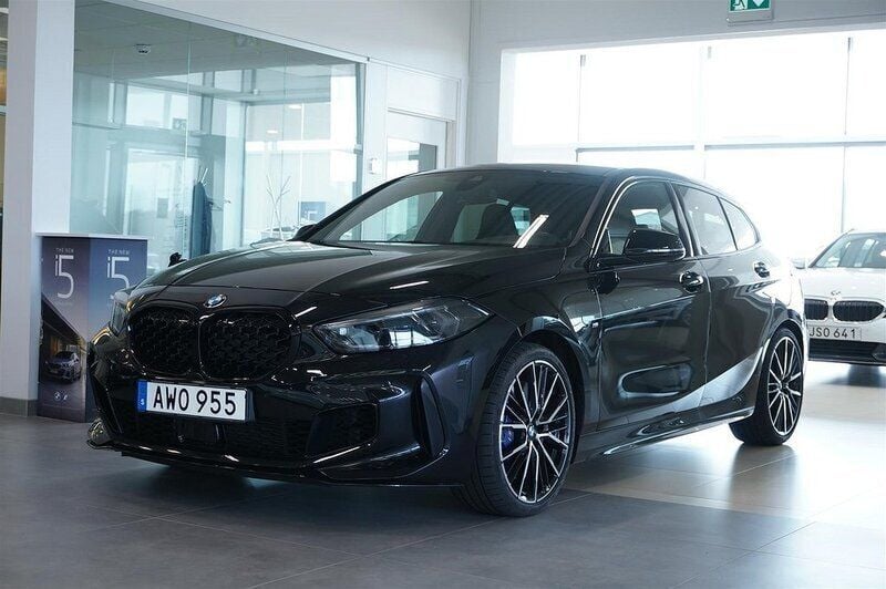 Svart Begagnad 2023 BMW M135 Comfort Edition Halvkombi | 499 500 kr - Bild 1/4