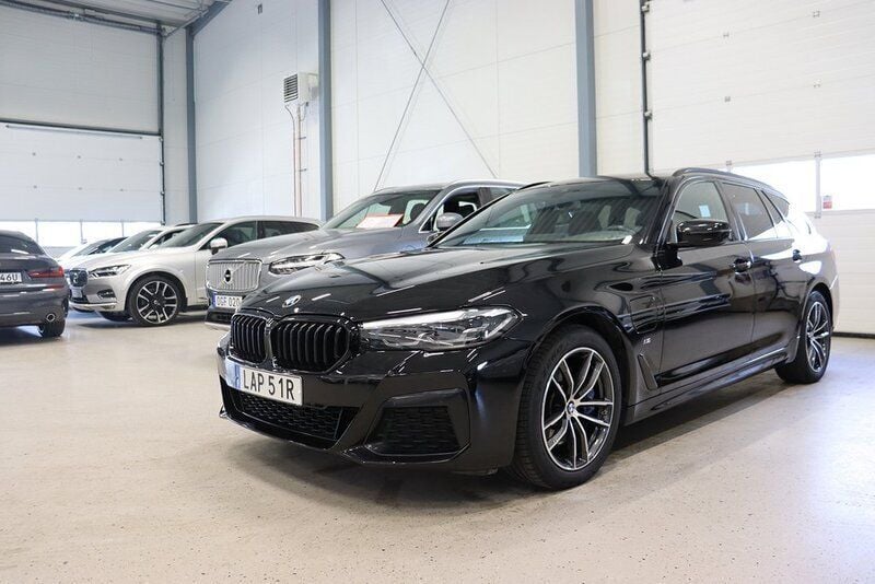 Svart Begagnad 2021 BMW 530e M Sport Kombi | 389 800 kr (Marknadspris) - Bild 1/4