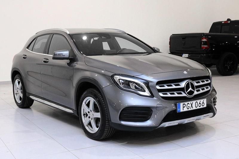 Mörkgrå Begagnad 2017 Mercedes GLA220 AMG SUV | 229 900 kr (Marknadspris) - Bild 1/4