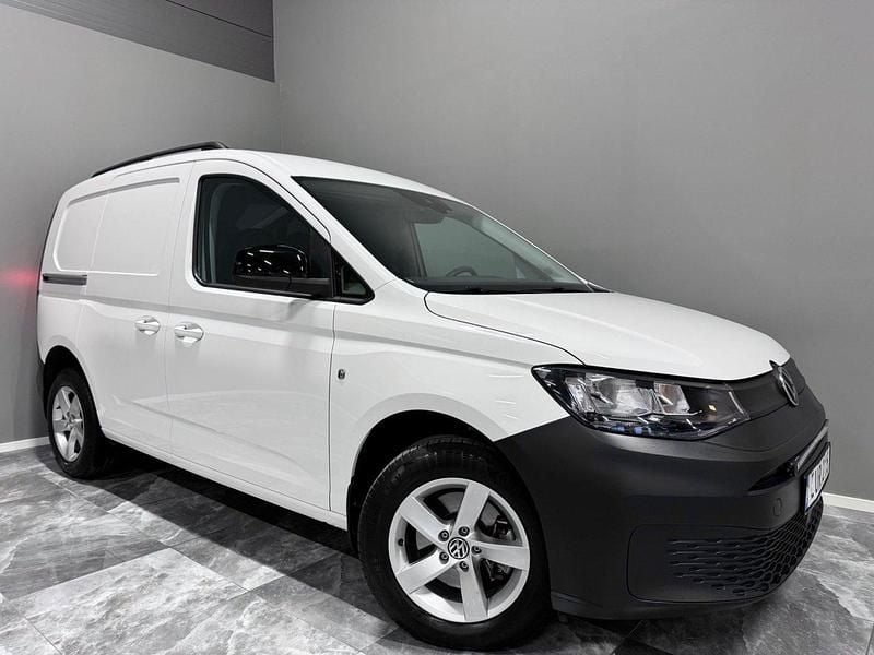 Vit Begagnad 2023 VW Caddy Minibuss | 269 900 kr (Superpris) - Bild 1/4