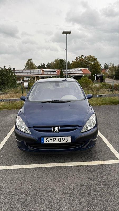 Blå Begagnad 2002 Peugeot 307 Halvkombi | 29 900 kr (Lite dyr) - Bild 1/4