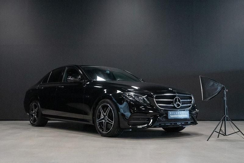 Svart (obsidiansvart metallic) Begagnad 2020 Mercedes E300 Premium Plus Sedan | 399 000 kr (Marknadspris) - Bild 1/4