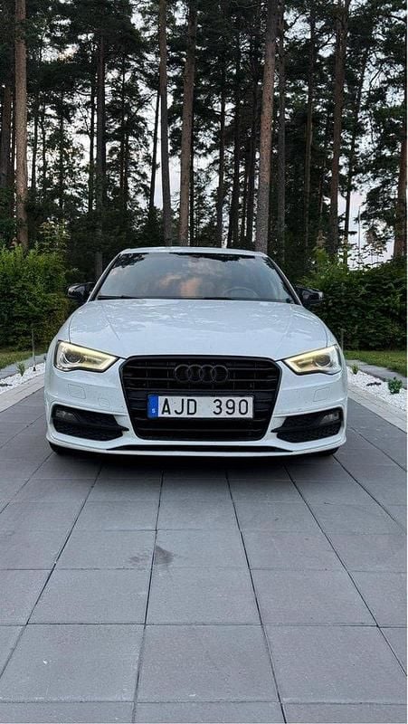 Vit Begagnad 2014 Audi A3 Sportback Ambition Halvkombi | 159 990 kr (Marknadspris) - Bild 1/4