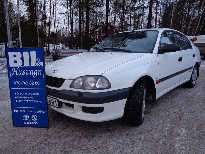 Vit Begagnad 1999 Toyota Avensis Sedan | 45 000 kr - Bild 1/4