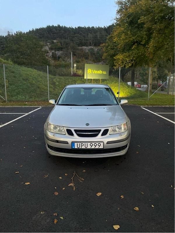 Grå Begagnad 2004 Saab 9-3 Linear Sedan | 25 000 kr (Marknadspris) - Bild 1/4