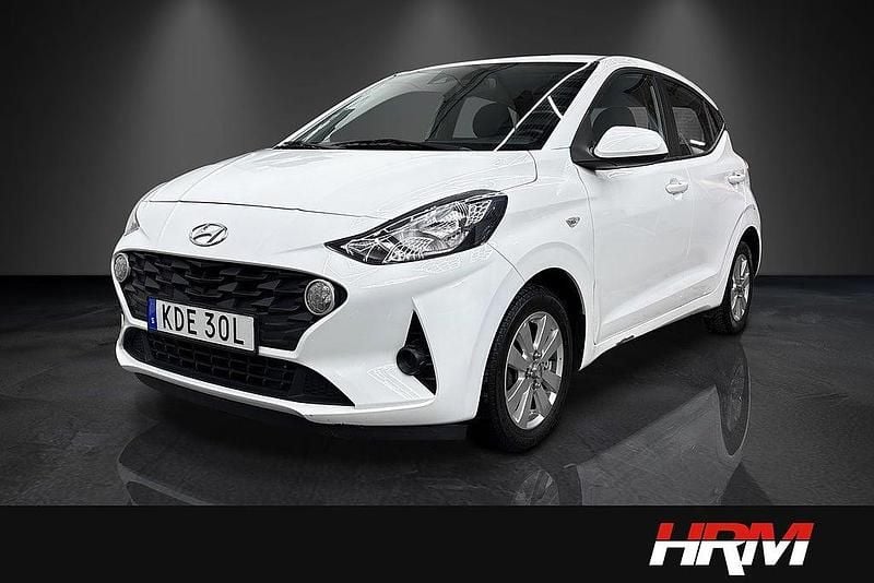 Vit Begagnad 2021 Hyundai i10 Essential Halvkombi | 129 900 kr (Marknadspris) - Bild 1/4
