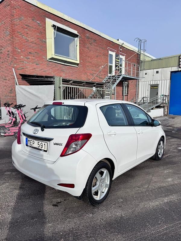 Begagnad Toyota Yaris 90 HK (66 kW) 2011 Vit Halvkombi