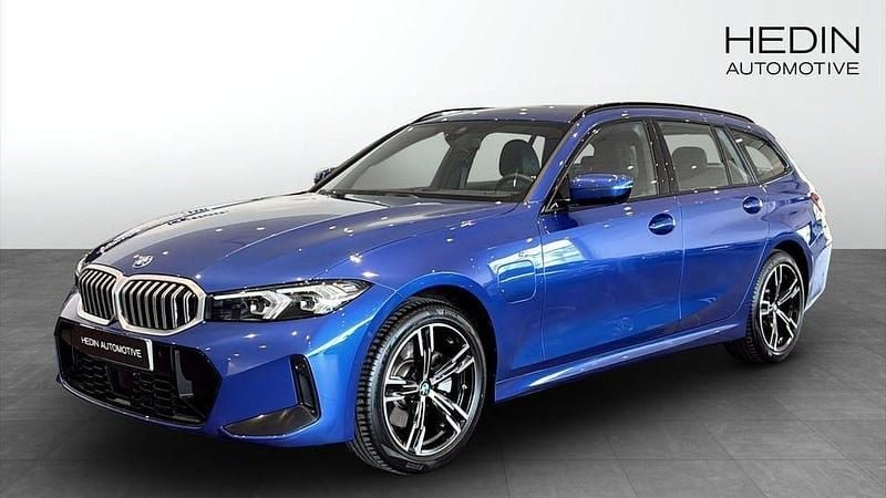 Blå Begagnad 2025 BMW 330 M Sport Kombi | 518 700 kr - Bild 1/4