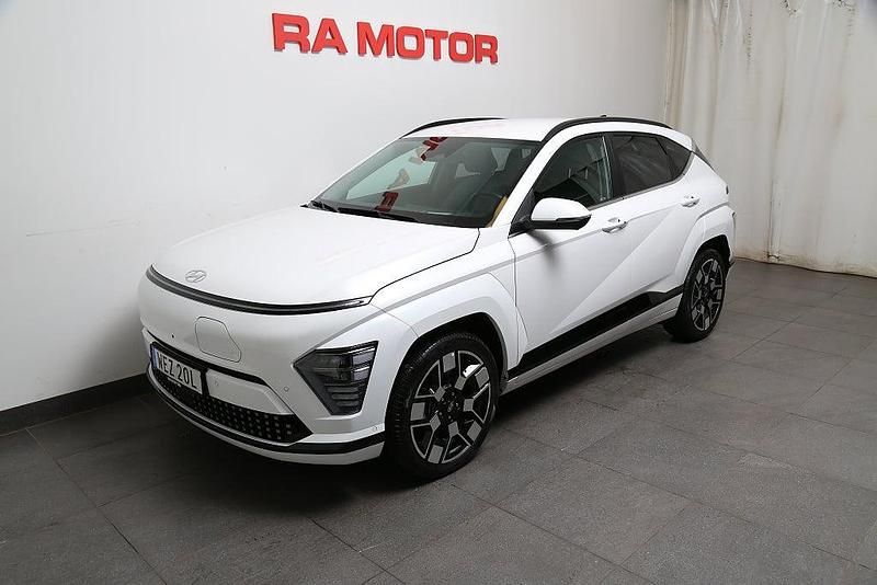 Vit Begagnad 2023 Hyundai Kona Advanced SUV | 369 900 kr (Marknadspris) - Bild 1/4