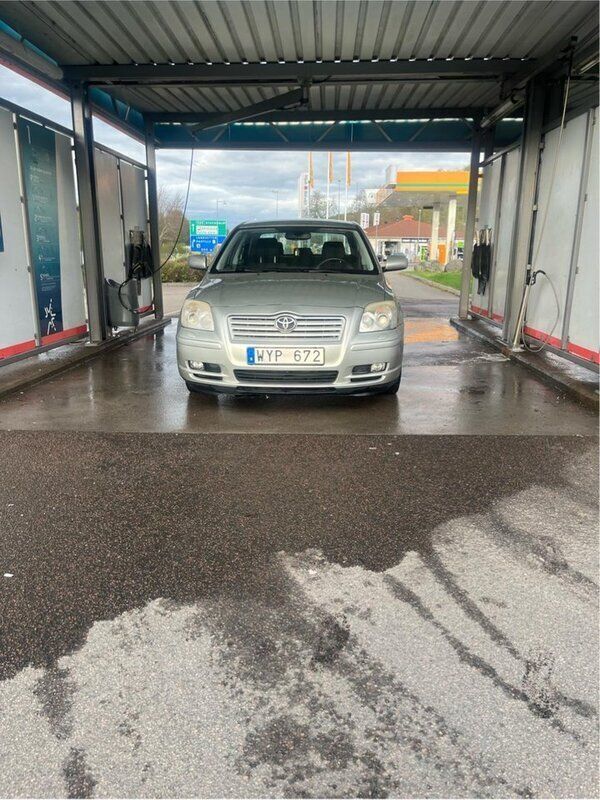 Silver Begagnad 2005 Toyota Avensis Sedan | 52 000 kr (Marknadspris) - Bild 1/4