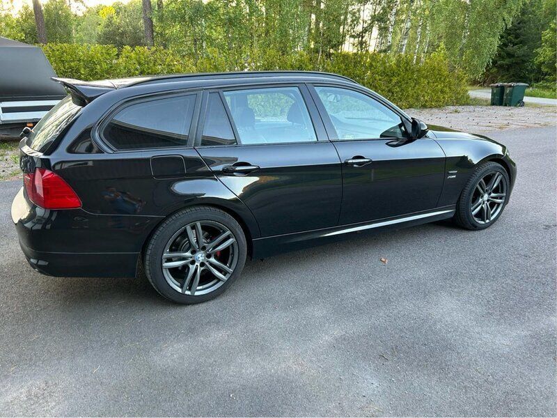 Svart Begagnad 2011 BMW 320 Kombi | 85 000 kr (Lite dyr) - Bild 1/4