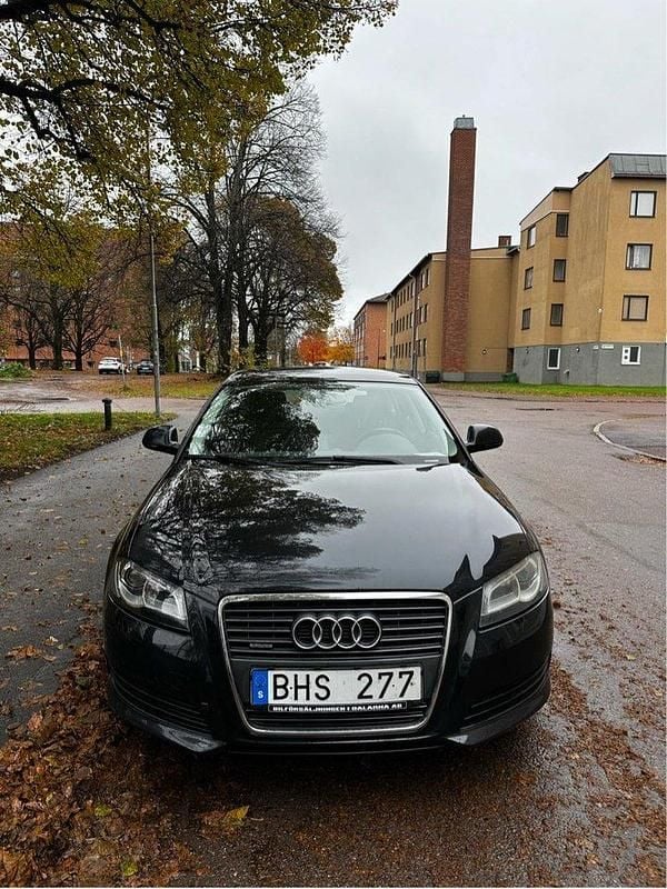 Svart Begagnad 2010 Audi A3 Sportback Attraction Halvkombi | 50 000 kr (Marknadspris) - Bild 1/4