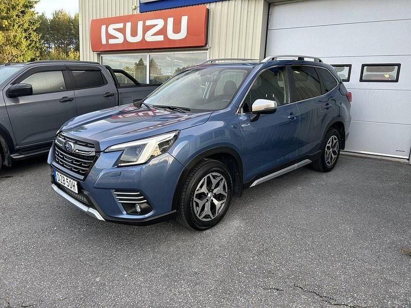 Blå (horizon blue metallic) Begagnad 2023 Subaru Forester Active SUV | 349 500 kr (Marknadspris) - Bild 1/1