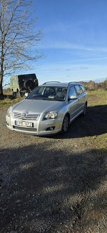 Silver Begagnad 2007 Toyota Avensis Kombi | 32 000 kr (Marknadspris) - Bild 1/4
