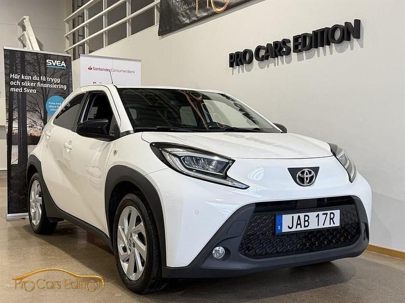 Vit Begagnad 2022 Toyota Aygo Play Halvkombi | 184 900 kr - Bild 1/4