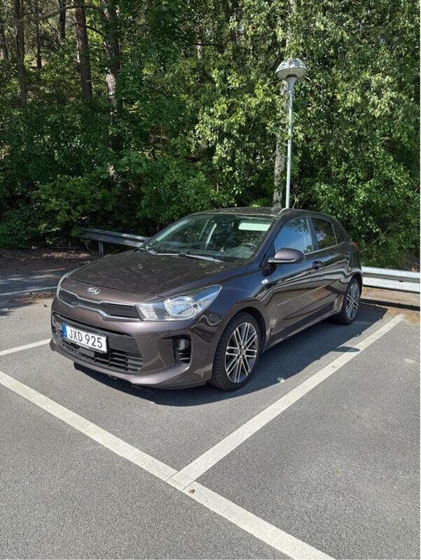 Brun Begagnad 2017 Kia Rio Halvkombi | 94 999 kr (Marknadspris) - Bild 1/4