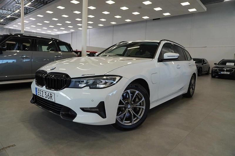 Vit Begagnad 2020 BMW 330e Sport Line Kombi | 279 900 kr (Marknadspris) - Bild 1/4