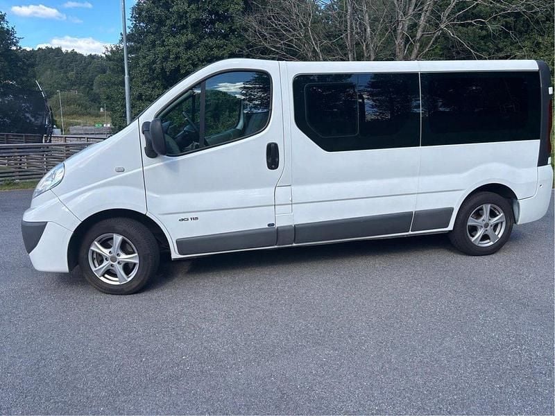 Vit Begagnad 2011 Nissan Primastar Minibuss | 119 000 kr (Dyr) - Bild 1/4