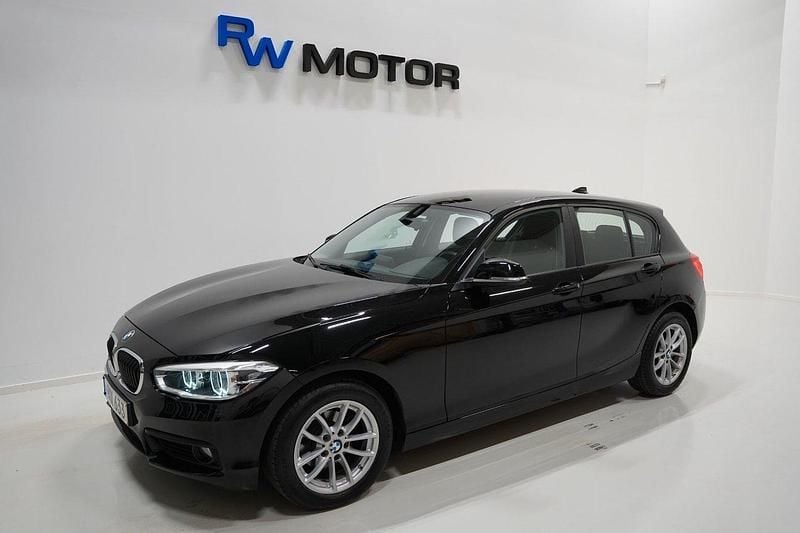 Svart Begagnad 2016 BMW 118 Advantage Halvkombi | 139 900 kr (Bra pris) - Bild 1/4