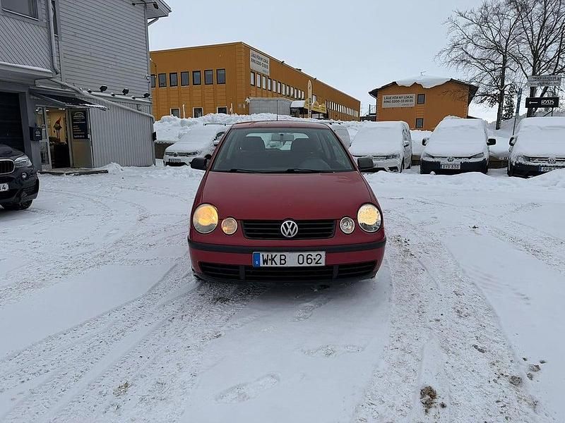 Röd Begagnad 2002 VW Polo Basis Halvkombi | 8 500 kr (Marknadspris) - Bild 1/4