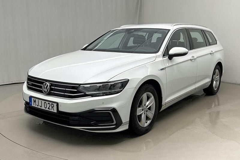 Vit Begagnad 2020 VW Passat GTE | 189 000 kr (Bra pris) - Bild 1/4