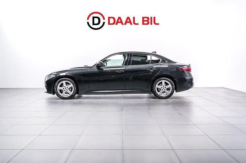 Svart Begagnad 2018 Alfa Romeo Giulia Super Sedan | 239 700 kr (Marknadspris) - Bild 1/4