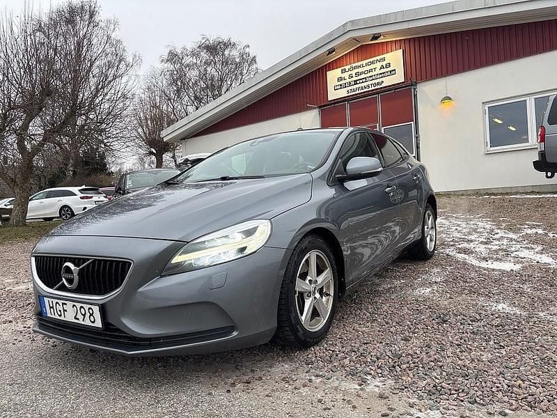 Begagnad Volvo V40 Momentum 122 HK (89 kW) 2016 Grå Halvkombi